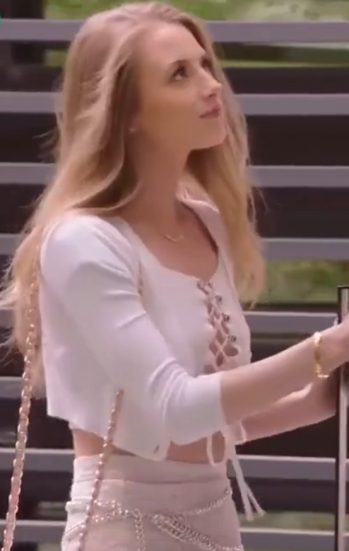 漂亮的美女大学生苗条性感大长腿