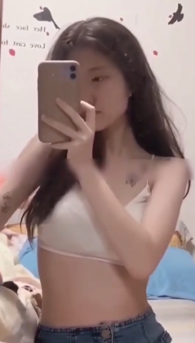 清纯童颜学生美少女宿舍自拍  张腿扒开内裤给你看小嫩逼