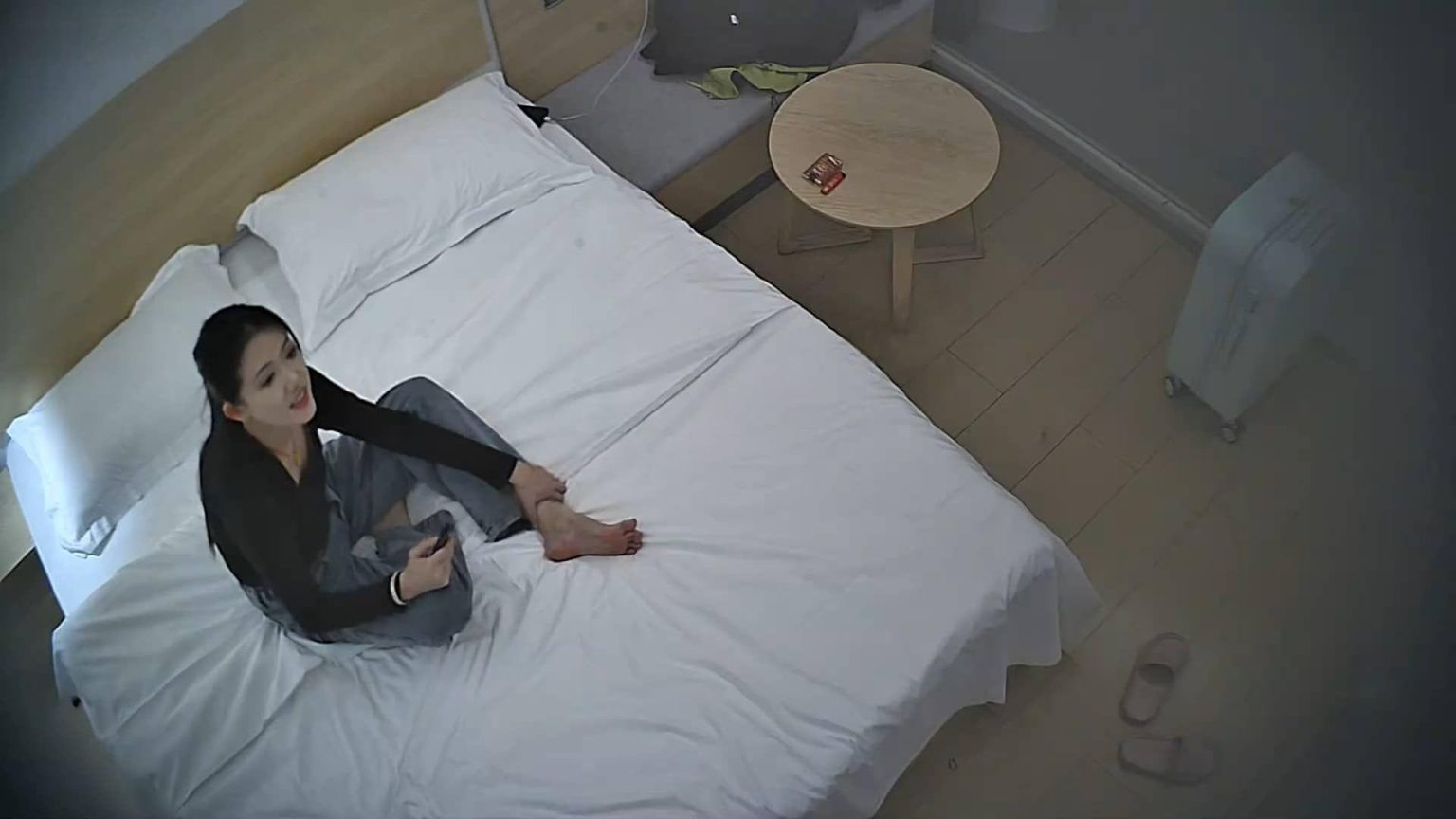 10-29流出酒店偷拍❤️带着结婚证住宿的新婚夫妻古灵精怪的可爱新婚媳妇迫不及待的想挨操