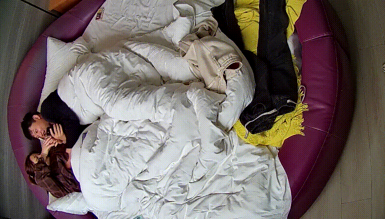 情趣台2 10-30 格子衫小胖妞在情趣床上被猛操 兴趣好像不高 被操还在看手机 最后被射都还在看手机