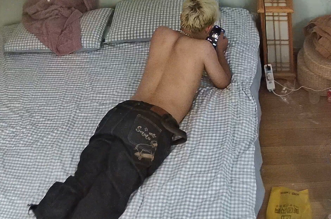 公寓酒店2 11-3 我滴妈 两鬼火少年带一妞酒店玩3P 虽然关了灯光线不好 但剧情是真的贼刺激