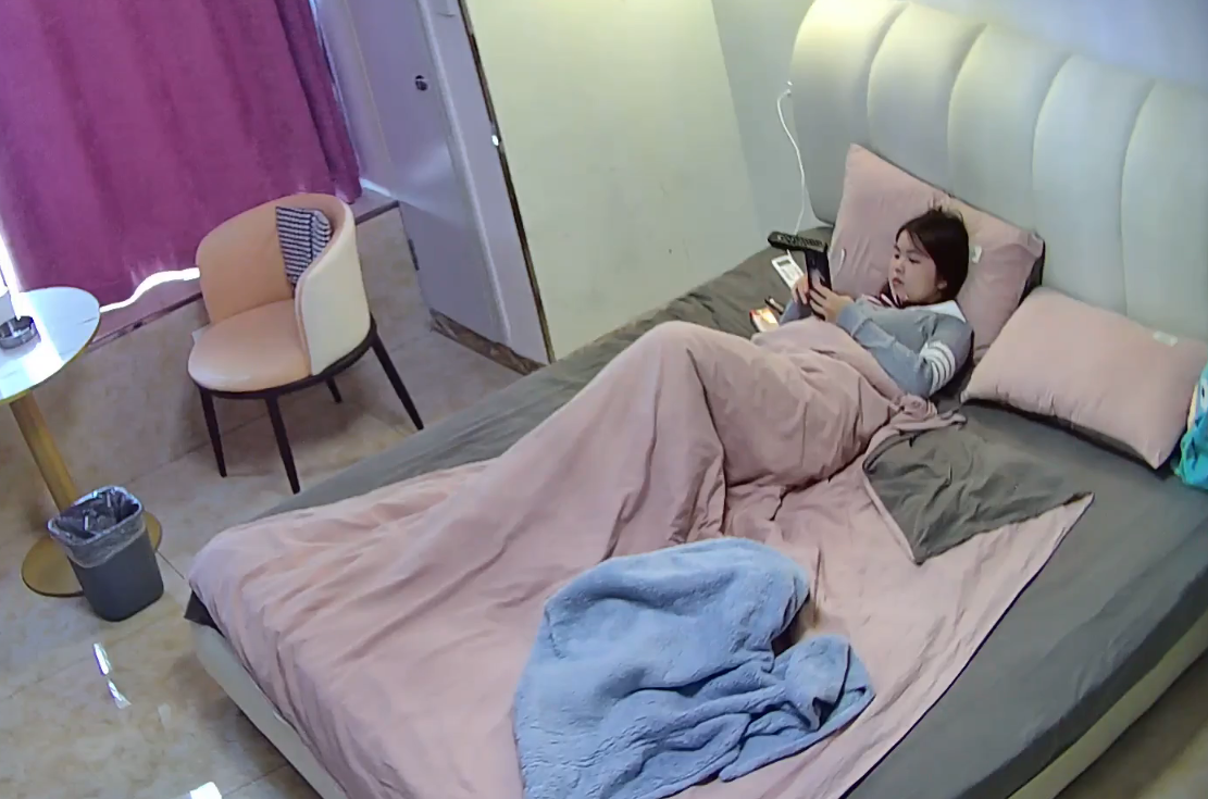 公寓酒店11-5 倒反天罡 男人不抽烟女人抽 还拒绝不让操 但这漂亮的脸蛋和完美的小酥乳 确实惊艳人