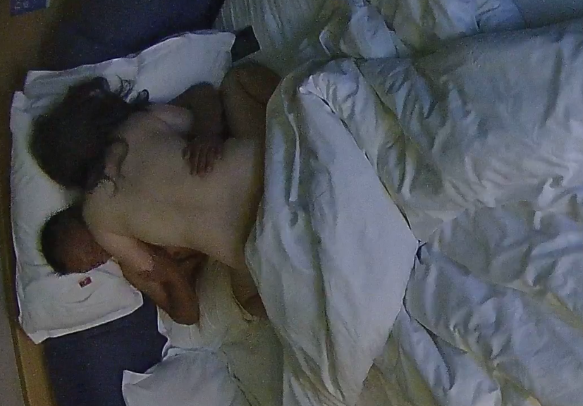 情趣台2 11-8 大叔刚醒 手就不老实在被窝里扣逼 然后以四仰八叉的方式开始操 最后也是爽得内射