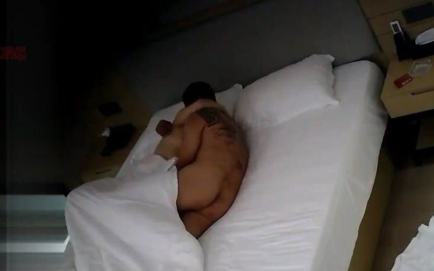 天眼偷拍 8-13 纹身大哥应该是有点实力 把巨乳少妇操爽了的 少妇主动把逼往大哥嘴里送 操得奶子乱飞