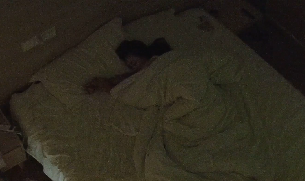 主题酒店 10-4 带媳妇开房 媳妇还在睡觉就忍不住弄醒起来干炮 媳妇儿还没尽兴就完事儿了 人菜瘾大