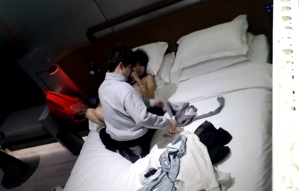 天眼偷拍 11-16 大学生模样的一对小情侣开个钟点房操 逼 美女穿着小白袜夹着同学的腰 还被架起来操