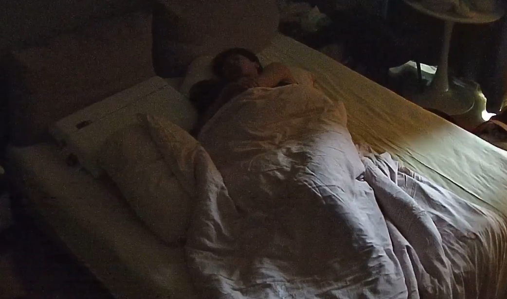 公寓酒店 10-4 眼镜小情侣 看上去热恋中 女生穿睡衣的样子挺漂亮的 女人是不是都穿衣服的时候更好看