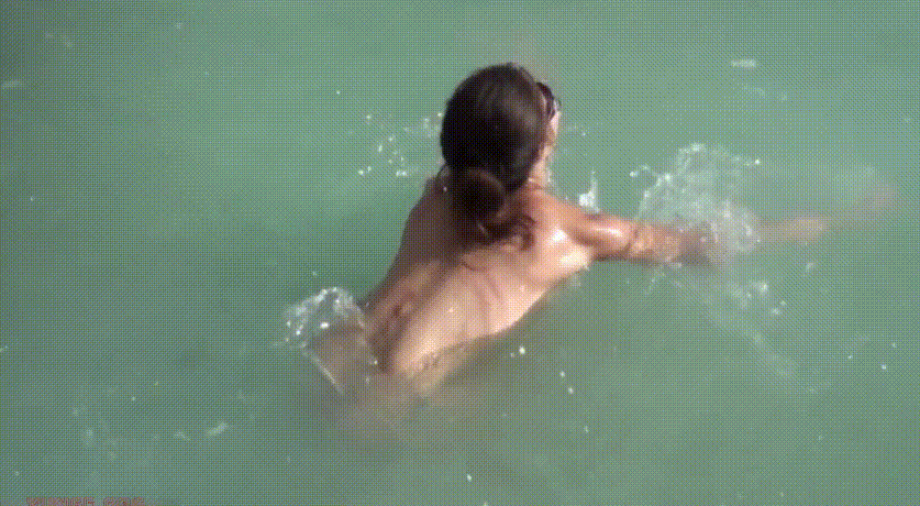 大神国外海滩偷拍 娇小小媳妇先去海里浪一浪 回来往男人身边一躺 内裤一脱就开始 这两奶子好魔幻