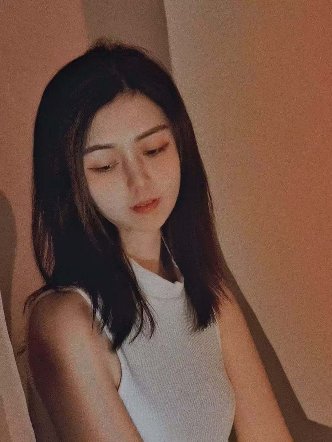 【少女时代】极品熟女大白天被按在窗前操得哎叫连连