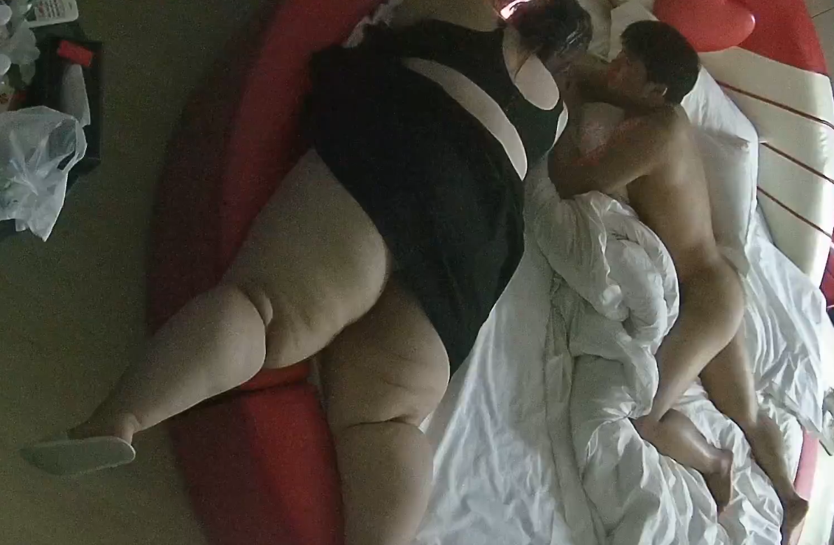 情趣台 11-11 兄弟们猎奇了喂 体重目测400斤的坦克见过没 这臀浪胸涛的 说话都晃 支持口交后入哦