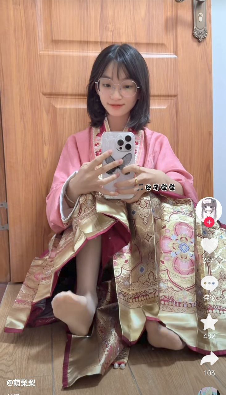 泡了一个抖音两万粉的小萝莉博主，各种汉服，洛丽塔，jk，粉嫩小脚十分可爱，不可多得的极品