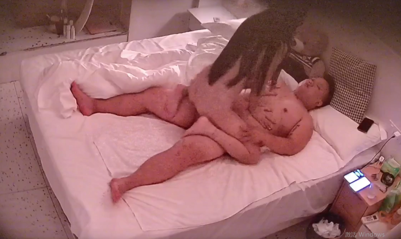 大学城 11-19 好久没更妓女小姐姐接客了 这次小姐姐又接了三位 胖大哥战力很高 学生仔就很拉胯了