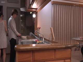 WAAA-426 当一个荡妇发现她在偷看她开朗的哥哥妻子毫无保护的巨乳时，她生气了！大屁股打桩机，勃起的阴茎被拔出！ ！一遍又一遍地中出，直到精子从她高潮的阴户中倒流！ 五日市芽衣 - 五日市芽依