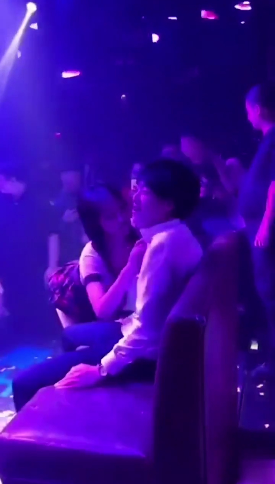 豪华夜场隐藏玩法，骚逼们都扑过来主动勾引，这感觉人生赢家