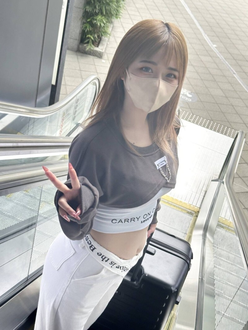 FC2-PPV-4693309 【知名杂志模特儿】&ldquo;巨乳美女网红&rdquo;一次纯天然中出拍摄，日薪180万日圆。 【70分钟共高品质花絮】