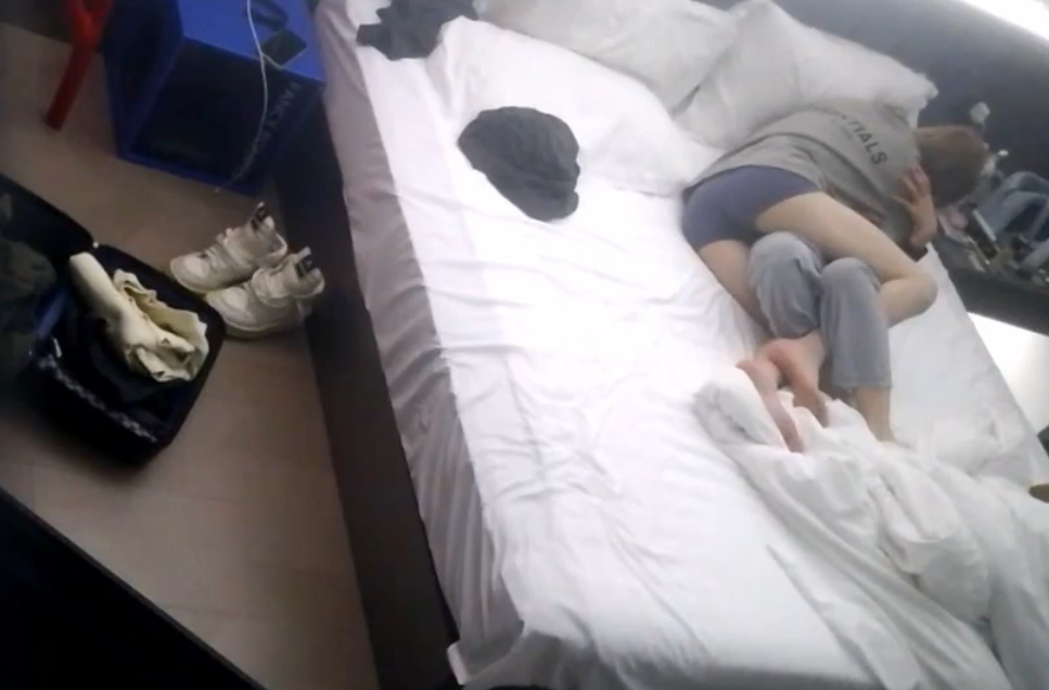 天眼1号房 11-30 短裤黑丝马丁靴的长发美女 前戏先给男友口交一波 衣服一脱 那身材简直绝了丰乳翘臀