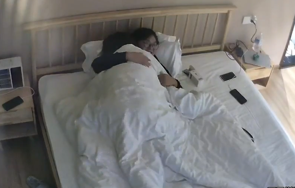 上帝视角 11-28 小情侣开房 男人的口交和加藤鹰指先让女生情绪上来 然后对着逼 就是猛的开炮