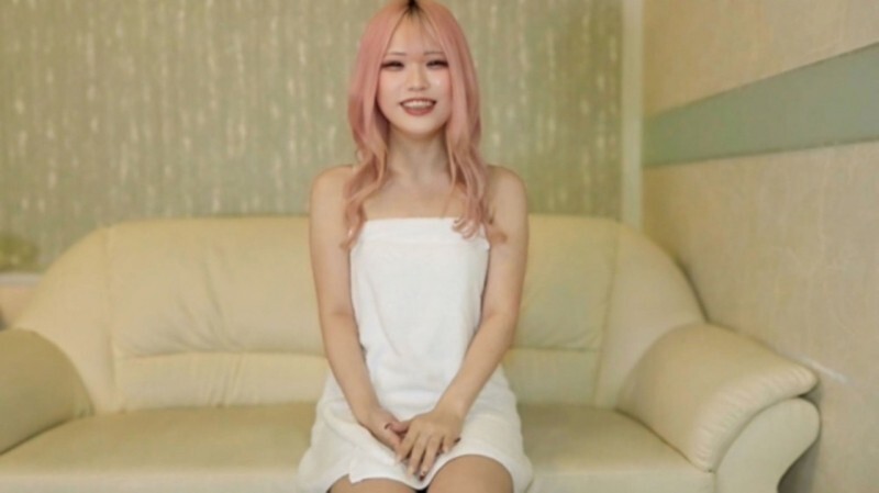 FC2-PPV-4689842 [不] 好可爱！头发颜色鲜艳的女人性感吗？显然她喜欢淘气的东西！另外，它还包括他的第一次面部护理和第一次中出！ ※附赠高清