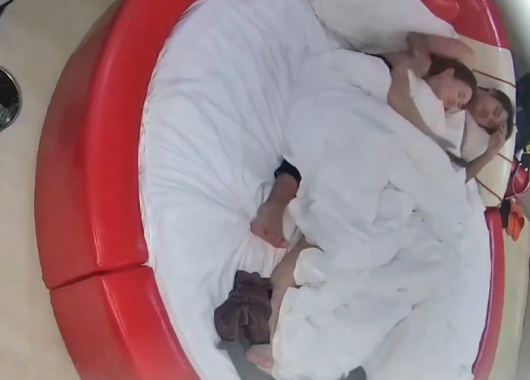 情趣台 11-30 小青年情侣就是激情高 女生的乳型很可爱又好看 第一炮在床下打 很快又开始第二炮