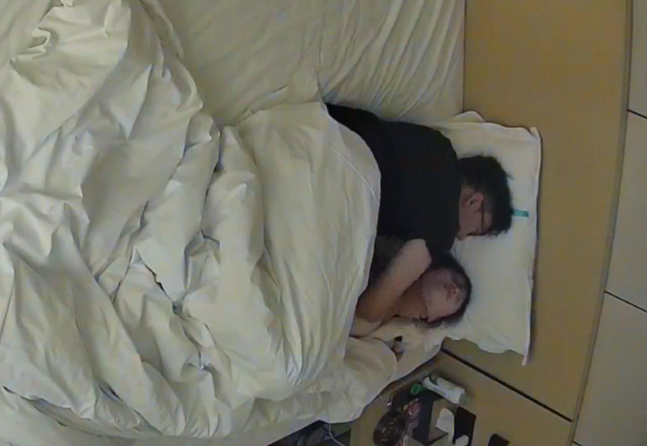 公寓酒店 12-12 眼镜男的小女友真漂亮 肤白貌美大长腿 69的时候腿真好看 女上疯狂蠕动 极致反差