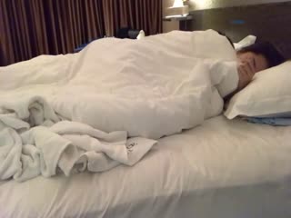 俩大学生情侣记录的一次他们的啪啪记录_女生长得挺标致_虽然胸小但身材也很匀称