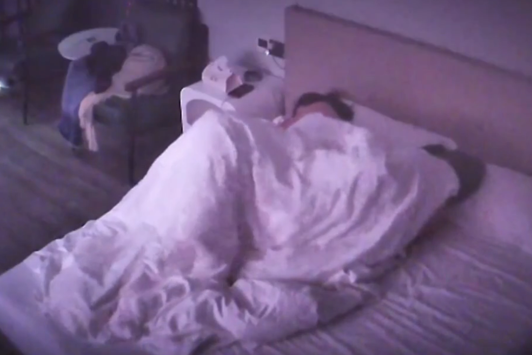 上帝视角 1-2 白嫩美女阴阜鼓鼓的 一撮阴毛挺好看 男人把美女的腿扛着操 美女翻身翘屁股那一下 着实爱了