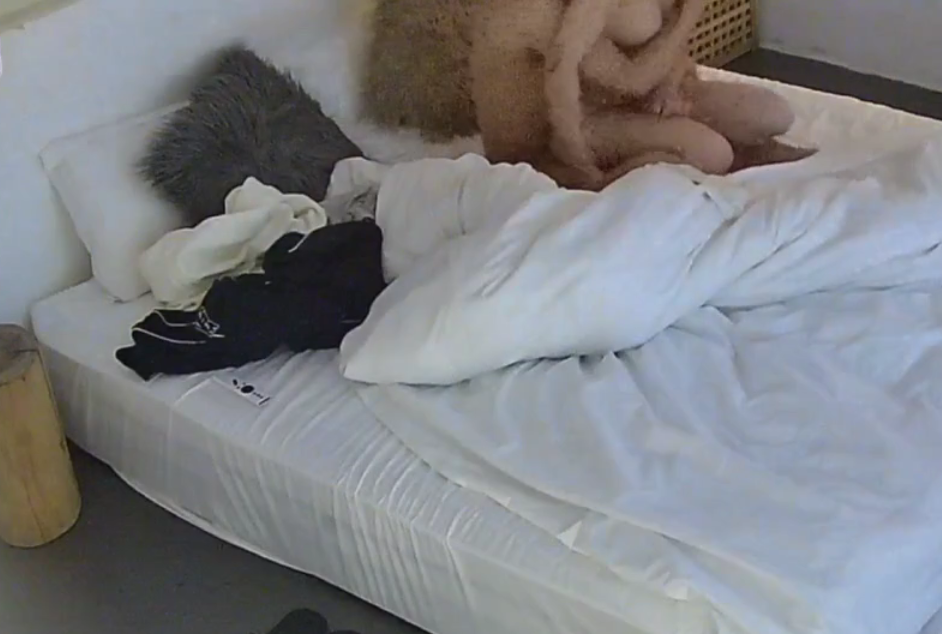 大学城 1-3 男子开好房把正在上班女友叫过来打一炮 走之前还约好晚上再战 女友操完后到处找小内裤