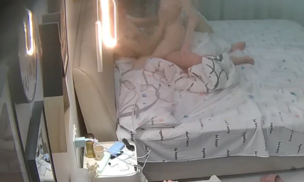 大学城 1-11 续 这两人太激情了 干个不停 男人舔逼舔菊把女人搞得颤抖 打桩更是全力猛砸 再直接内射