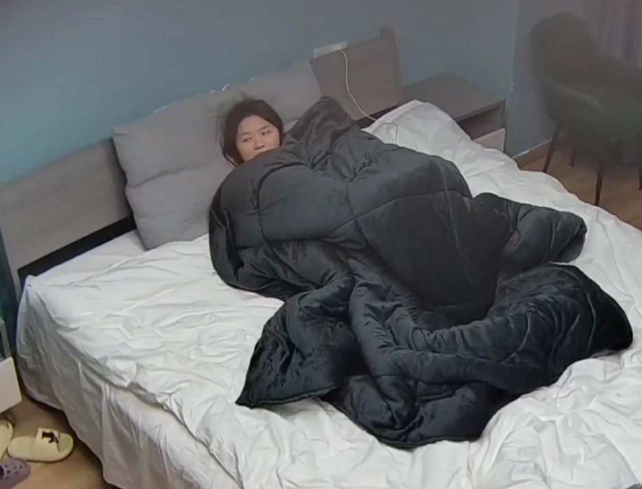 公寓酒店 1-11 年轻妓女继续接客 发现她的奶子挺大也坚挺 有个嫖客操完想亲逼 几次都强硬拒绝 有说法