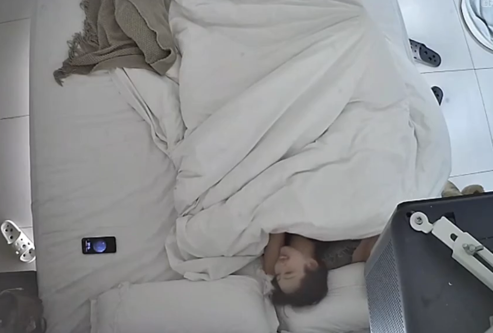 上帝视角 1-19 花臂男的女人非常漂亮 主动给他脱裤子含屌 男人想玩69 女含屌男舔逼 男人操 逼都偷懒 玩女上